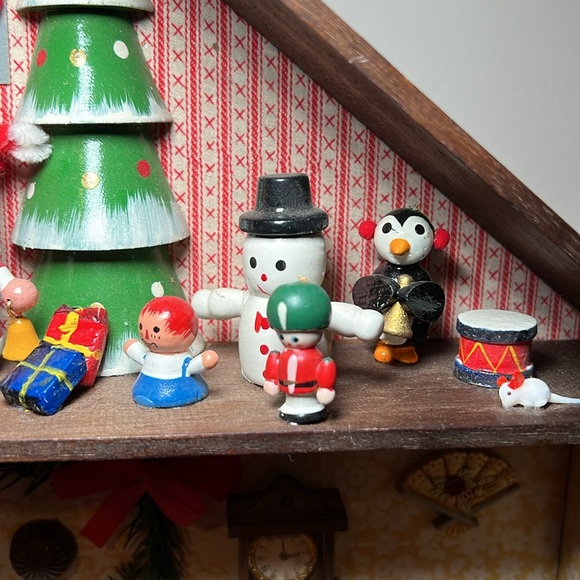 VTG Christmas Kitsch wooden festive doll house diorama figurine wall hanging - Picture 7 of 17